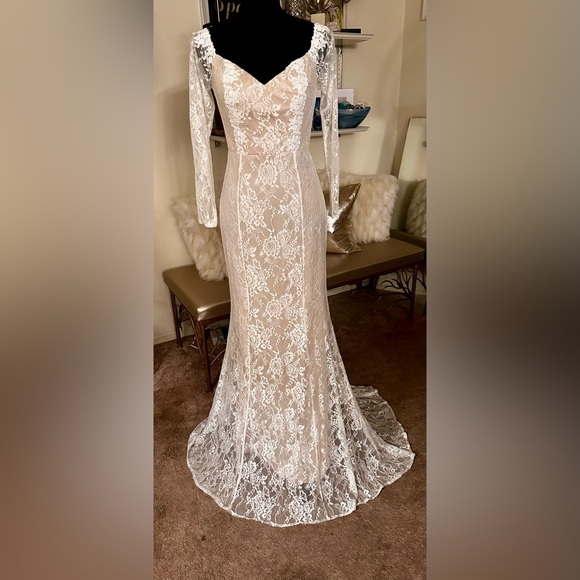 NWT Cream and white Wedding dress. - Picture 8 of 8